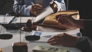 un' giudice è firma un' documento con un' martelletto video