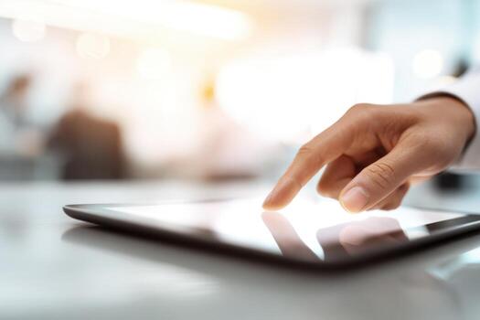 persona utilizando un tableta dispositivo. digital interacciones y actividades. hombre participación un almohadilla. remoto aprendiendo, social distancia laboral, ordenando comprando en línea, leyendo mi libro. de cerca vista, moderno tecnología foto