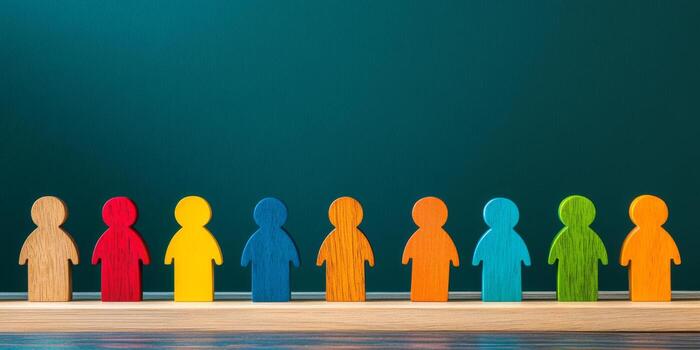 de madera cifras. un fila vistoso humano cifras estar juntos, simbolizando de diversidad. importancia de inclusión, trabajo en equipo. personas siluetas conceptos de unidad en nuestra sociedad. humanidad. Copiar espacio foto