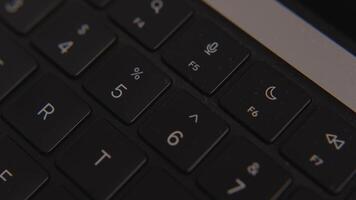 fechar-se do empoeirado computador teclado com visível sujeira e partículas em chaves, simbolizando falta do limpeza, escritório higiene problemas, e precisar para manutenção video