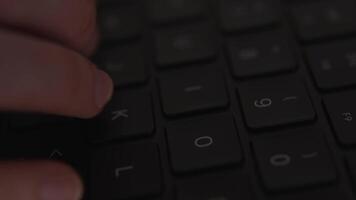 macro fechar-se do uma dedo pressionando uma computador portátil teclado chave, simbolizando digitando, codificação, dados entrada, digital trabalhar, e moderno computador tecnologia video