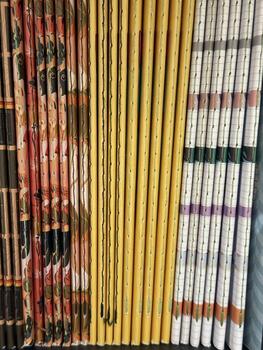 apilado vistoso cuadernos en un resumen modelo creando un texturizado, vibrante antecedentes foto