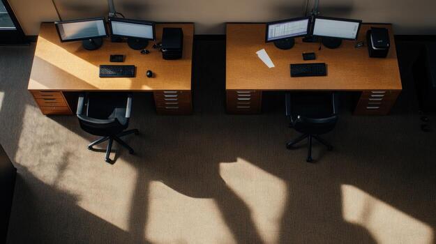 Angulo alto ver de dos idéntico espacios de trabajo foto