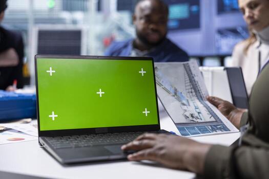 experto trabajos en planta modernización planes utilizando Bosquejo cuaderno. fábrica gerente mira terminado instalaciones potenciar esquemas, escritura plan para Operacional eficiencia mejoras en croma llave ordenador portátil foto