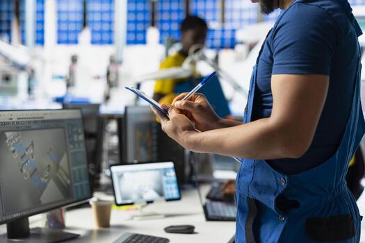 africano americano supervisor evalúa renovable energía métrica a fábrica, utilizando avanzado supervisión y fabricación herramientas en archivos. ingeniero mejora solar poder sistema exactitud. foto