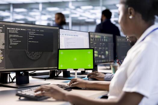 sistema administrador utilizando verde pantalla tableta a cheque para señales de fracaso en datos centro. africano americano mujer trabajando en Bosquejo dispositivo a evitar daños y perjuicios en servidor granja, supervisión sistemas foto