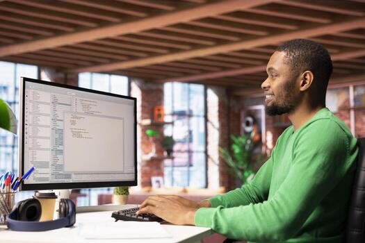 contento software desarrollador a ordenador personal codificación, creando software, implementar algoritmos alegre eso experto en hogar oficina trabajando con código editor, edificio aplicaciones, optimizando actuación foto