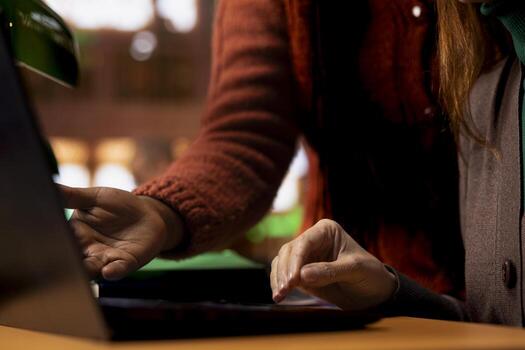 equipo de diverso compañeros de clase trabajando juntos en un colegio proyecto a el biblioteca, reunión a comparar notas y información en ordenador portátil. preparando para investigación dentro el académico archivado archivos. foto
