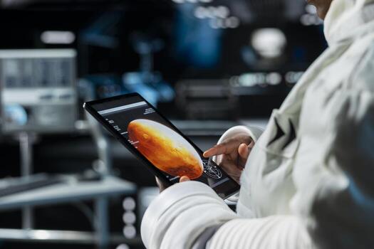 cerca arriba de cosmonauta gerente sistemas en dispositivo antes de Marte expedición. astronauta operando astronave controlar interfaz, explorador rojo planeta a apoyo humano vida más allá tierra foto