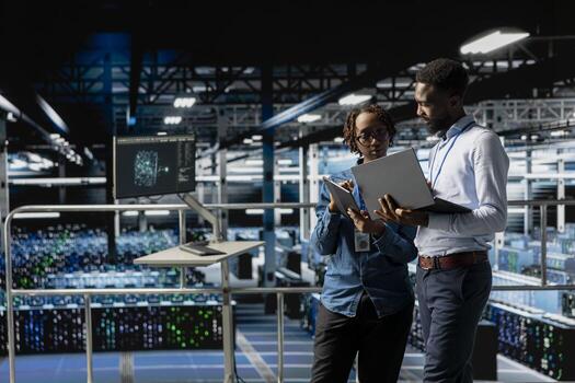 programadores equipo en datos centrar revisando ai llm visualizaciones en dispositivos, supervisión hardware en servidor habitación. eso compañeros de trabajo analizar neural red a garantizar estable infraestructura operaciones. foto