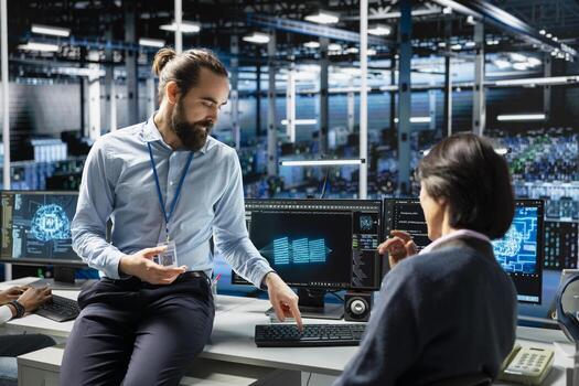 trabajo en equipo datos centrar colegas gerente ai formación conjuntos de datos utilizando ordenador personal. equipo de ingenieros haciendo lluvia de ideas, supervisando máquina aprendizaje en servidor habitación secundario escalable equipo para ai aplicaciones foto