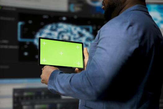 africano americano experto sostiene dispositivo con Bosquejo pantalla con binario código en el fondo, digital transformación. exhibiendo software desarrollo con algoritmos, datos ciencia. foto