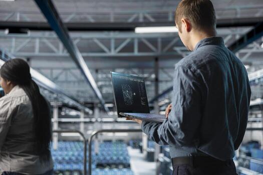 servidor granja ingeniero utilizando ordenador portátil a visualizar ai modelo salidas en pantalla. eso profesional utilizando cuaderno a potenciar empresa datos centrar aparejos generando ai visualizaciones foto