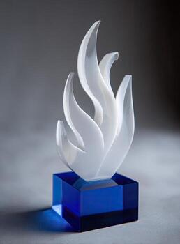 un claro vaso fuego escultura encima un azul bloquear, con un suave, difundido antecedentes foto