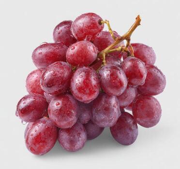 de cerca de un manojo de rojo uvas con agua gotas en un llanura blanco antecedentes foto