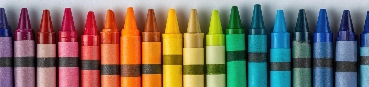 un fila de vistoso, puntiagudo cera palos, en orden en un como un arcoiris modelo en contra blanco foto