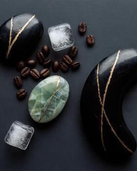 gastos generales Disparo de suave piedras adornado con oro líneas, hielo cubitos, y café frijoles foto