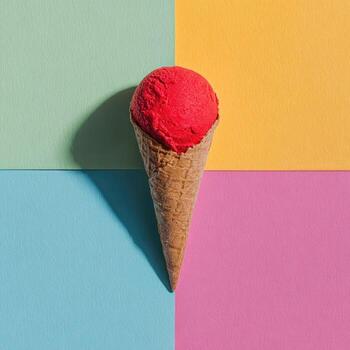 un vibrante rojo hielo crema cucharón en un gofre cono, conjunto en un vistoso firme antecedentes foto