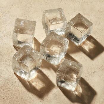 seis translúcido, forma cuadrada objetos con difícil oscuridad en un bronceado superficie foto