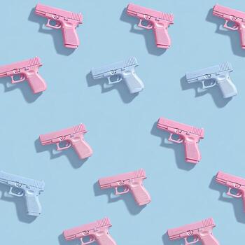 repitiendo modelo de rosado y azul juguete pistolas emitir largo oscuridad en un ligero azul antecedentes foto