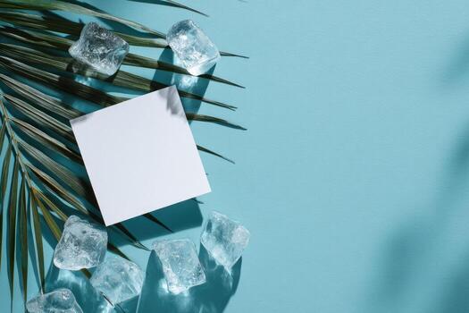 cuadrado tarjeta en palma hoja con hielo cubitos y oscuridad en un turquesa antecedentes foto