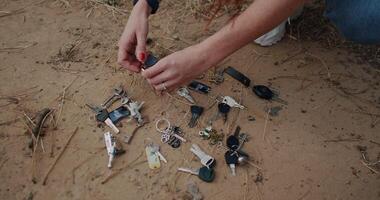 sortering olika nycklar i ett utomhus- miljö till organisera annorlunda objekt och Tillbehör video