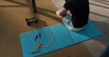 un' globale fitness routine con pesi e un' saltare corda utilizzato su esercizio stuoia video