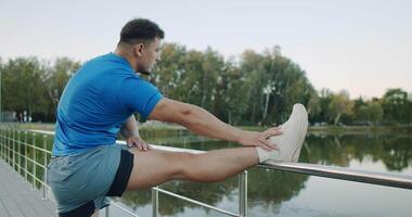 dynamisk stretching förbi de vatten ett grundläggande före träning rutin- för optimal prestanda video