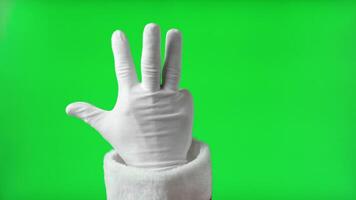 santa claus hand räkning till fem på krom nyckel bakgrund. santa gestikulerar räkna isolerat på grön skärm. 4k antal fot. tal beräknande. handflatan räkning från 1 till 5 med fingrar. startande punkt video