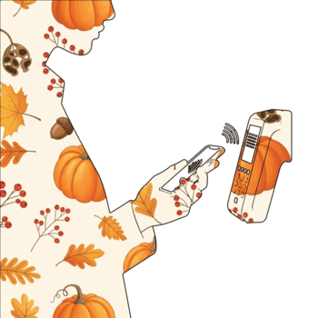 ilustración de silueta de un persona utilizando un teléfono inteligente a escanear un qr código en un con tema de calabaza dispositivo aislado en transparente fondo, un moderno giro en otoño png