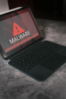 digital tableta mostrando malware alerta en pantalla. comprometidos información concepto. Internet virus ciber seguridad y ciberdelincuencia foto