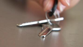 upptäckt förlorat nycklar på en tabell i en upptagen rum video