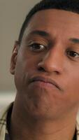 retrato africano americano homem confuso pensativo triste pensando chateado preocupado ponderando problema solução às casa intrigado masculino cara hesita frustrado dívida falência resolução difícil problema dentro de casa video