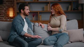 kaukasisch Familie Paar im Abend Zuhause sorglos reden Ausgaben Zeit zusammen lächelnd Verwandtschaft freunde verheiratet Mann Ehefrau sprechen heiter Konversation Freundin Frau Freund Mann diskutieren Pläne video