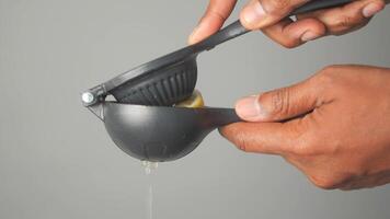 lära sig på vilket sätt till lätt juice citron- med en enkel verktyg video