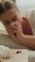 kaukasisch Frau Niesen flüssig Nase Beschwerden niesen mit Gewebe beim Zuhause Bett weiblich Mädchen frustriert Grippe Grippe Symptom Allergie krank krank Dame Gesundheit Problem Medizin Behandlung Wiederherstellung Drogen Tabletten video
