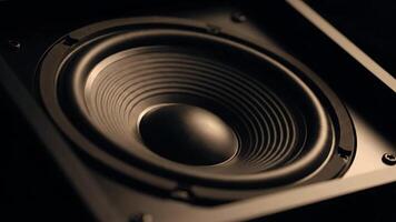 stänga upp se av ett audio högtalare i mörk tona miljö med detaljerad element video