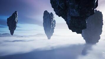 flytande sten formationer över dimma täckt bergen under dagtid i overklig motor video