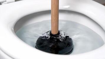 gebruik makend van plunjer in toilet kom naar ontstoppen afvoer in helder badkamer instelling video