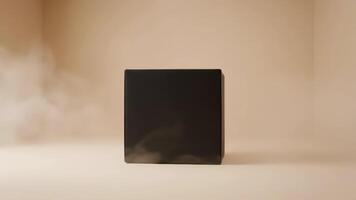 svart kub flytande i en tät dimma med solbränna bakgrund video