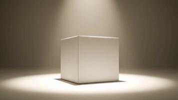 enkel vit kub upplyst förbi en enda strålkastare i studio miljö video