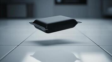 Preto recipiente flutua acima brilhante chão dentro uma quarto durante a dia video