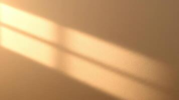 luce del sole flussi attraverso finestra la creazione di caldo modello su parete, presto mattina video