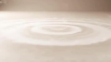 acqua far cadere urto la creazione di concentrico cerchi su un' beige superficie nel pomeriggio leggero video