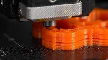 3d skrivare närbild skapande ett orange objekt under de dag video