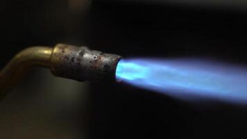 använder sig av en ficklampa för metallbearbetning i en verkstad på natt video