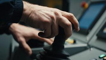 man användningar joystick till fungera tung maskineri i en fabrik miljö på en tisdag eftermiddag video