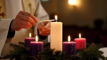 Beleuchtung Advent Kerzen im Kirche Zeremonie vorbereiten zum Weihnachten Jahreszeit video