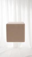 neutrale kubus drijvend in voorkant van wit gordijnen in studio video