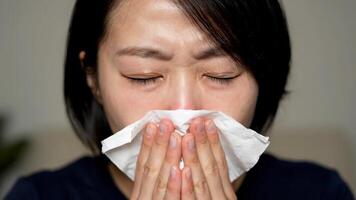 Frau mit Gewebe zu wischen Nase Innerhalb während das Tag video